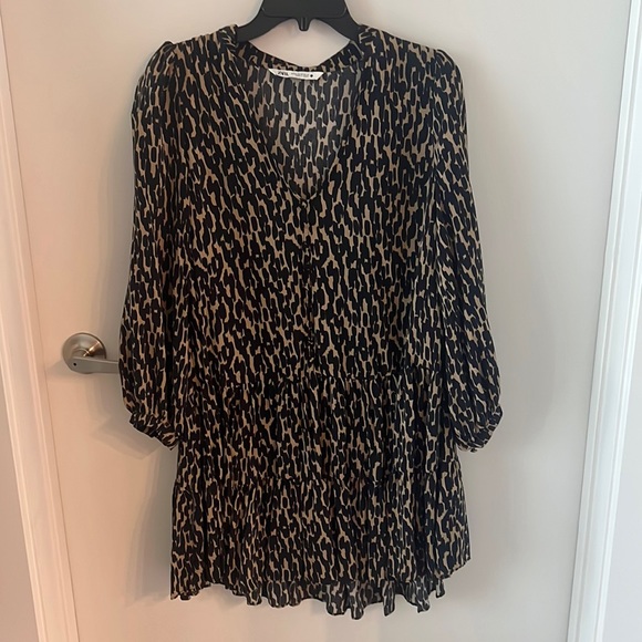 Zara Dresses & Skirts - NWOT Zara Long Sleeved Cheetah Print Vneck Dress